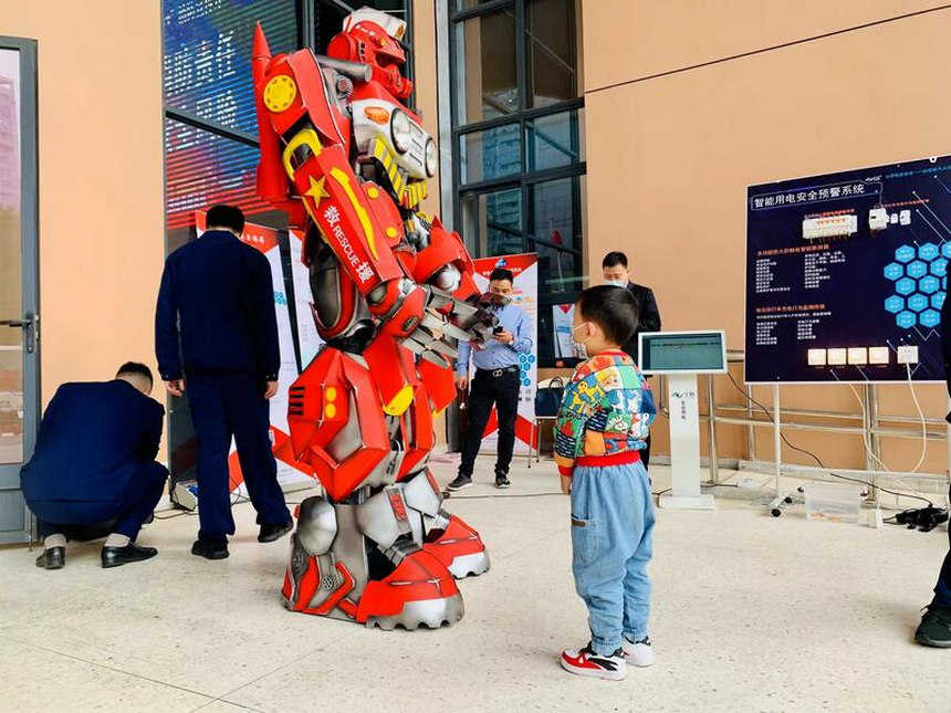 上海：“消防机器人”现身宣传消防知识