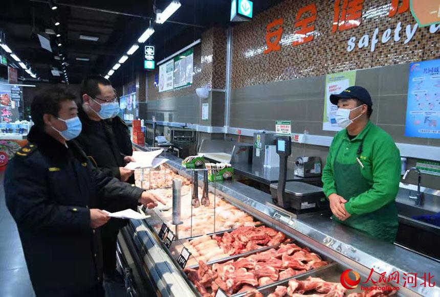 大城县行政执法人员在超市检查肉类食品安全。 刘亮摄