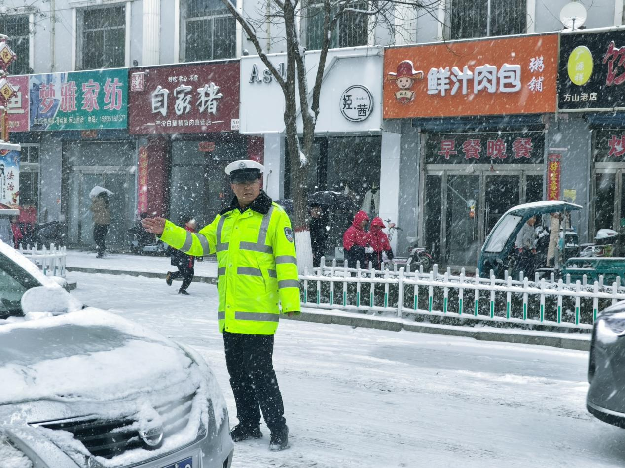 【闻雪而动 确保畅通】方山交警雪天执勤保通畅，守护群众平安路_20231214_1866441335248502014.jpeg