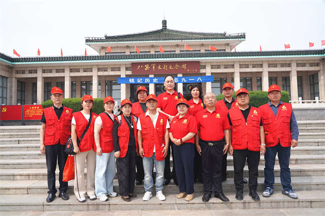 门前合照.jpg